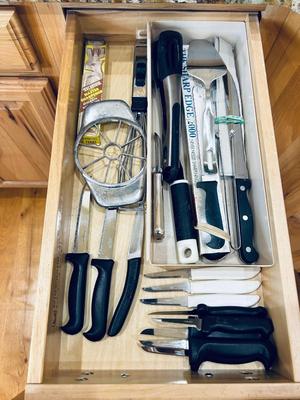 AN ASSORTMENT OF KITCHEN KNIFES AND OTHER UTENSILS