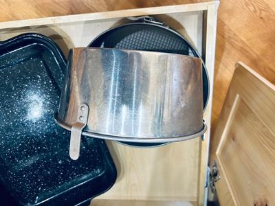 CAKE PAN, ROASTER PAN, COPPER KETTLE SERVER & A BUNT PAN