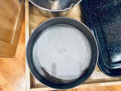 CAKE PAN, ROASTER PAN, COPPER KETTLE SERVER & A BUNT PAN