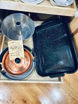 CAKE PAN, ROASTER PAN, COPPER KETTLE SERVER & A BUNT PAN