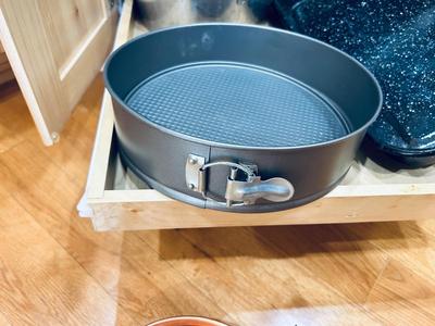 CAKE PAN, ROASTER PAN, COPPER KETTLE SERVER & A BUNT PAN