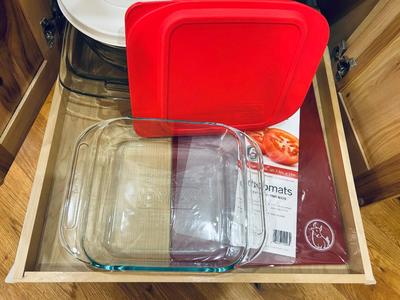 PYREX SERVING/BAKING DISHES, CHOP MATS AND 8 CUP GLASS LIDDED LIQUID MEASURING CUP