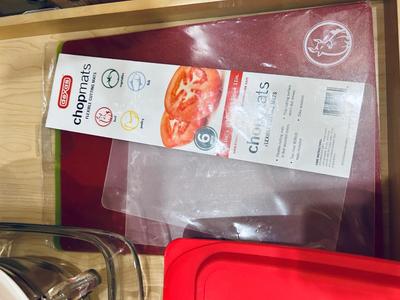 PYREX SERVING/BAKING DISHES, CHOP MATS AND 8 CUP GLASS LIDDED LIQUID MEASURING CUP