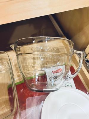 PYREX SERVING/BAKING DISHES, CHOP MATS AND 8 CUP GLASS LIDDED LIQUID MEASURING CUP