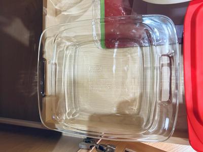 PYREX SERVING/BAKING DISHES, CHOP MATS AND 8 CUP GLASS LIDDED LIQUID MEASURING CUP