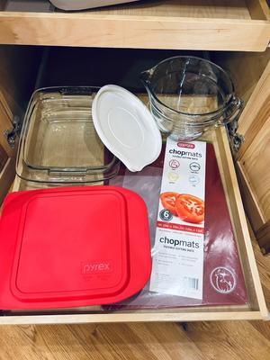 PYREX SERVING/BAKING DISHES, CHOP MATS AND 8 CUP GLASS LIDDED LIQUID MEASURING CUP