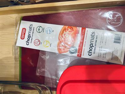 PYREX SERVING/BAKING DISHES, CHOP MATS AND 8 CUP GLASS LIDDED LIQUID MEASURING CUP