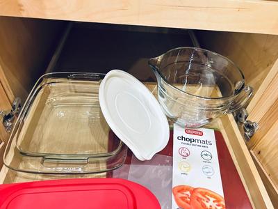 PYREX SERVING/BAKING DISHES, CHOP MATS AND 8 CUP GLASS LIDDED LIQUID MEASURING CUP