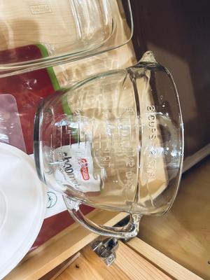 PYREX SERVING/BAKING DISHES, CHOP MATS AND 8 CUP GLASS LIDDED LIQUID MEASURING CUP