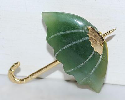 GREEN QUART UMBRELLA BROOCH (1¾" x 1½") with Gold Colored Handle & Top on a Gold Tone Setting