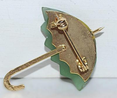 GREEN QUART UMBRELLA BROOCH (1¾" x 1½") with Gold Colored Handle & Top on a Gold Tone Setting