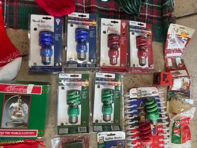 EXCELLENT AMOUNT OF COLORED LIGHT BULBS