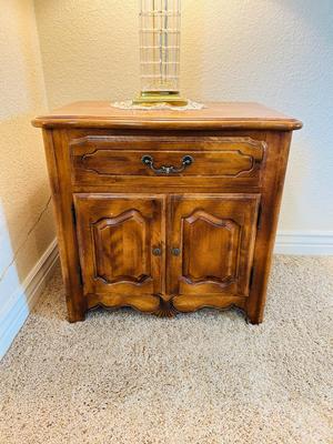 ETHAN ALLEN ENCLOSED NIGHTSTAND WITH LEAD CRYSTAL LAMP