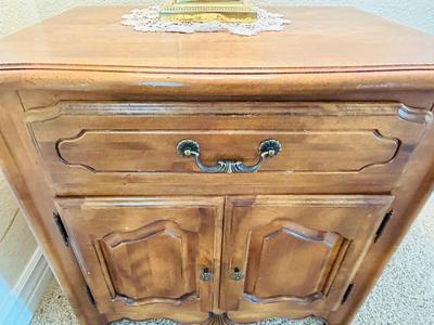 ETHAN ALLEN ENCLOSED NIGHTSTAND WITH LEAD CRYSTAL LAMP
