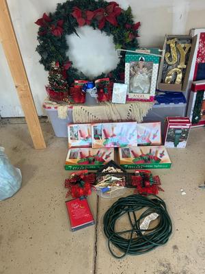 5 PACKS OF MULTI-BUBBLE LIGHTS, HEAVY OUTDOOR EXTENTION CORD AND OTHER HOLIDAY DECOR