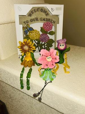 JUST LIKE THE HAPPY FRUIT, HAPPY FLOWERS TO MAKE YOUR DAY BRIGHTER
