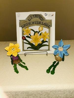 LOVELY LITTLE FLOWERS TO BRIGHTEN YOUR ROOM