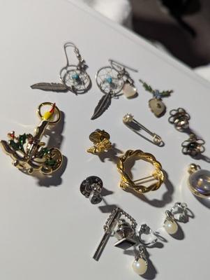 Some Vintage Earrings Pendants & Brooches #12