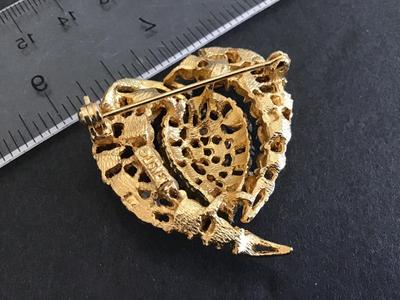Beautiful Vintage Lisner Brooch