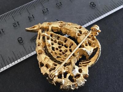 Beautiful Vintage Lisner Brooch