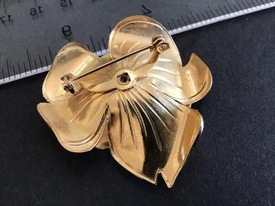Beautiful Brushed Gold Tone Pearl Brooch