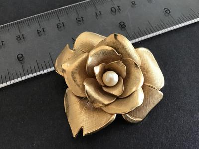 Beautiful Brushed Gold Tone Pearl Brooch