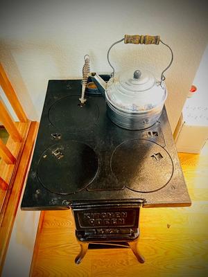 KITCHEN QUEEN CAST IRON WOOD BURNING STOVE