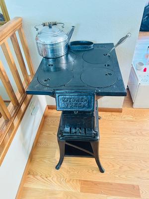 KITCHEN QUEEN CAST IRON WOOD BURNING STOVE