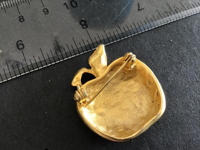 Brushed Gold Sea Pearl Apple pin