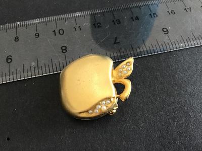 Brushed Gold Sea Pearl Apple pin
