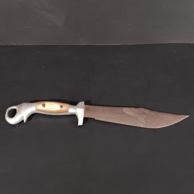 LOT 123: Rolls Razor Viscount Model, Tech Ether Guild 'la Luna' Brass Buckle, Hunting Knife Made in Mexico & More