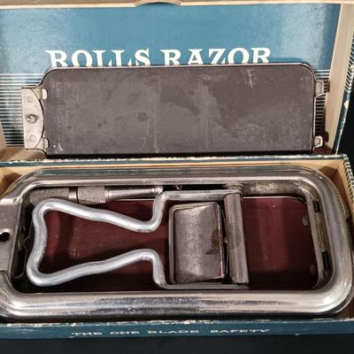 LOT 123: Rolls Razor Viscount Model, Tech Ether Guild 'la Luna' Brass Buckle, Hunting Knife Made in Mexico & More