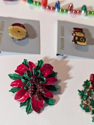 Christmas Fashion Brooches Christmas Wreath & Poinsettia Pine Cone Brooches & Light-Up Necklace #6