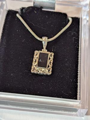 Onyx Gold Pendant With Necklace .9 grams #15