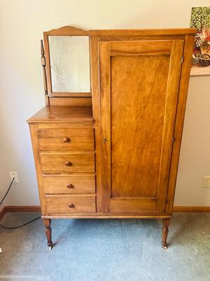 CHIFFOROBE WARDROBE OR GENTLEMAN’S CLOSET