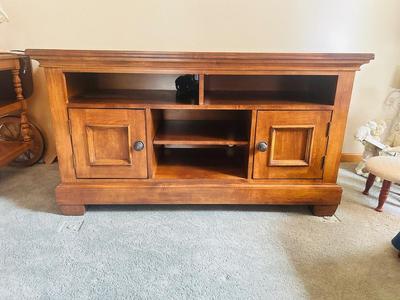 KINCAID ENTERTAINMENT STAND