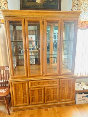 NICE DISPLAYING CHINA HUTCH