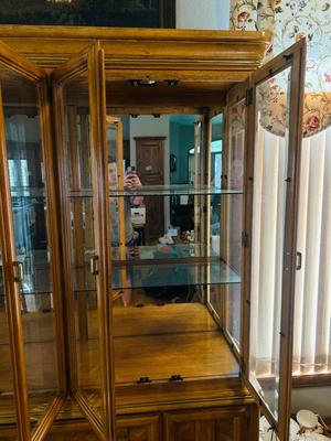 NICE DISPLAYING CHINA HUTCH