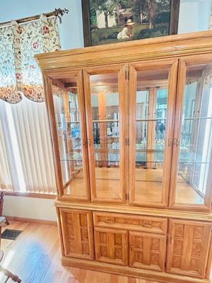 NICE DISPLAYING CHINA HUTCH
