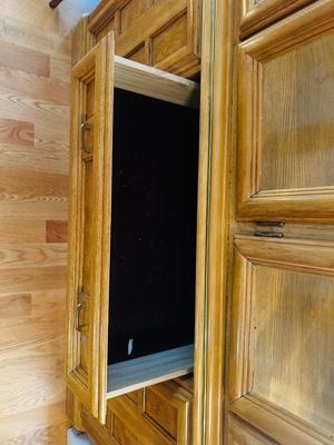 NICE DISPLAYING CHINA HUTCH