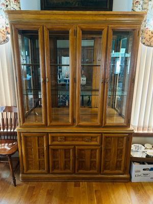NICE DISPLAYING CHINA HUTCH