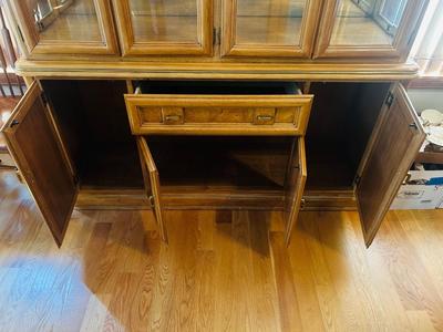 NICE DISPLAYING CHINA HUTCH