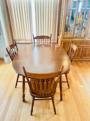 PERFECT SIZE DINING ROOM DROP LEAF TABLE AND CHAIRS