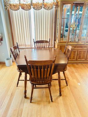 PERFECT SIZE DINING ROOM DROP LEAF TABLE AND CHAIRS