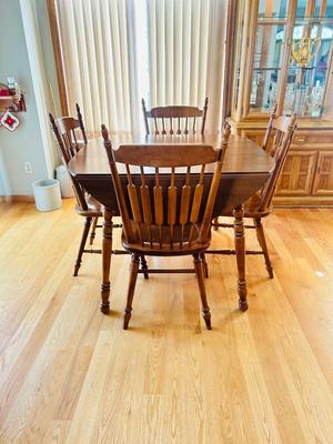 PERFECT SIZE DINING ROOM DROP LEAF TABLE AND CHAIRS