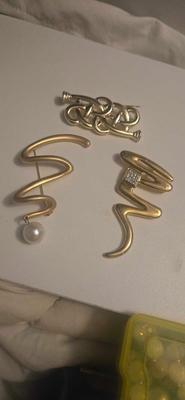 Brooches lot