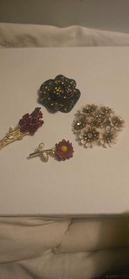 Brooches lot