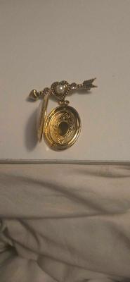 Brooches lot