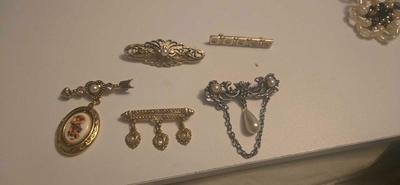 Brooches lot