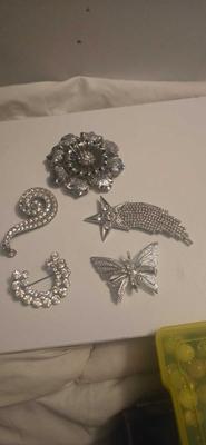 Brooches lot